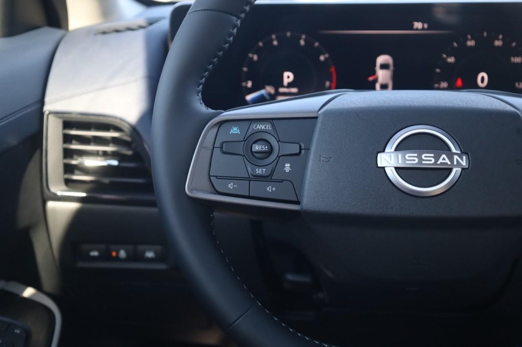 Nissan Sentra Vehicle Full-screen Gallery Image 10