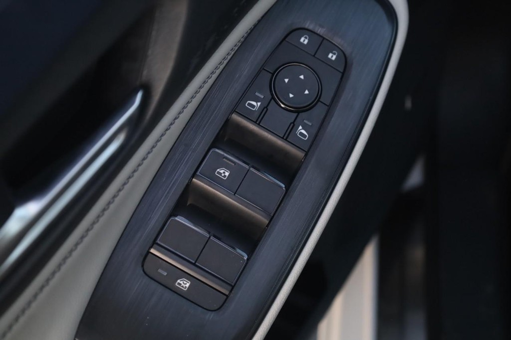 Nissan Sentra Vehicle Full-screen Gallery Image 11