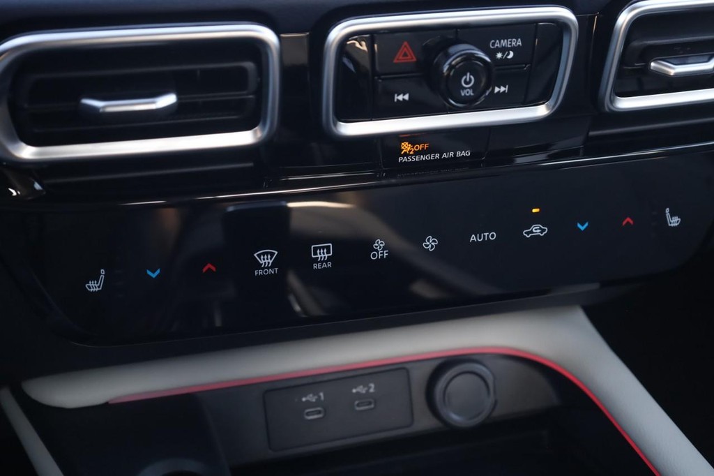 Nissan Sentra Vehicle Full-screen Gallery Image 16