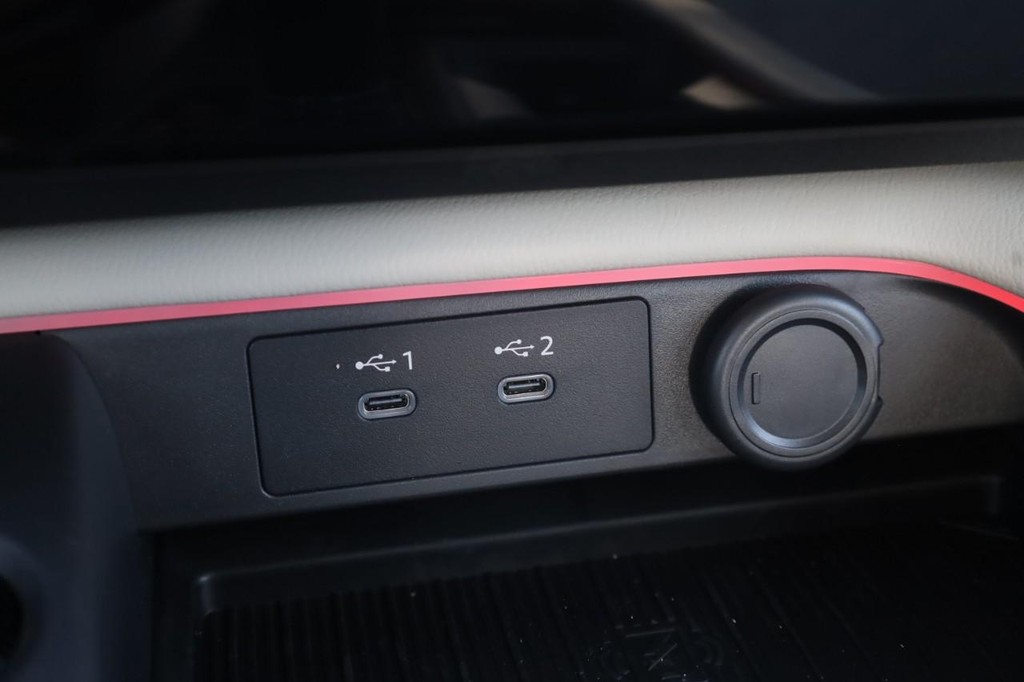 Nissan Sentra Vehicle Full-screen Gallery Image 17