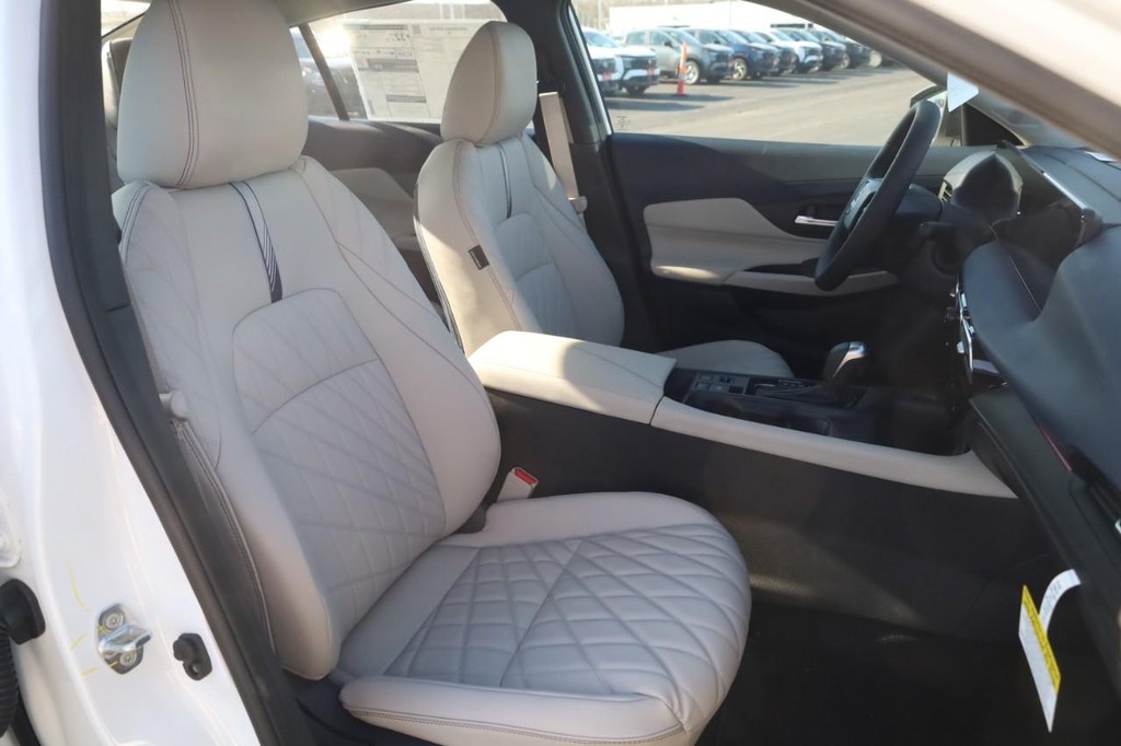 Nissan Sentra Vehicle Full-screen Gallery Image 21