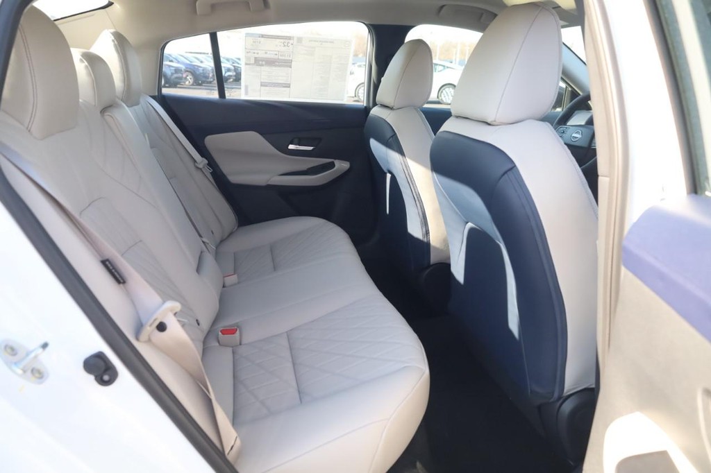 Nissan Sentra Vehicle Full-screen Gallery Image 22