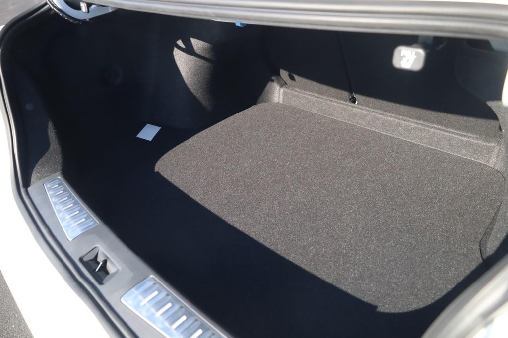 Nissan Sentra Vehicle Full-screen Gallery Image 24