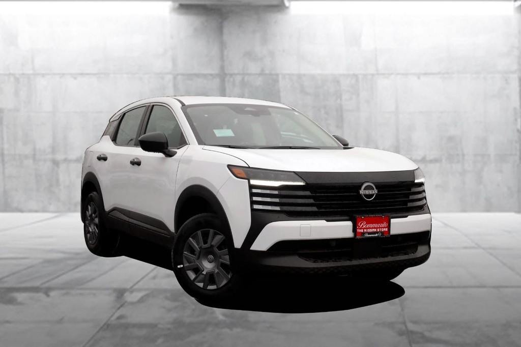 Nissan Kicks Vehicle Image 02