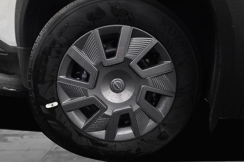 Nissan Kicks Vehicle Image 03