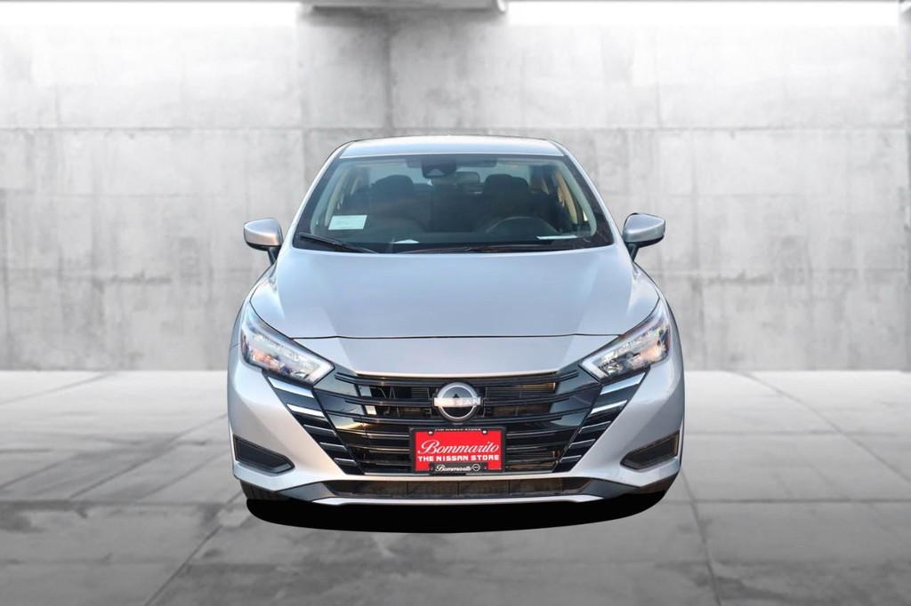 Nissan Versa Vehicle Full-screen Gallery Image 4