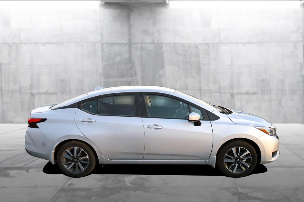 Nissan Versa Vehicle Full-screen Gallery Image 5