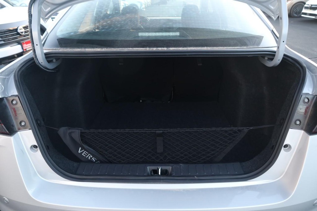 Nissan Versa Vehicle Full-screen Gallery Image 7