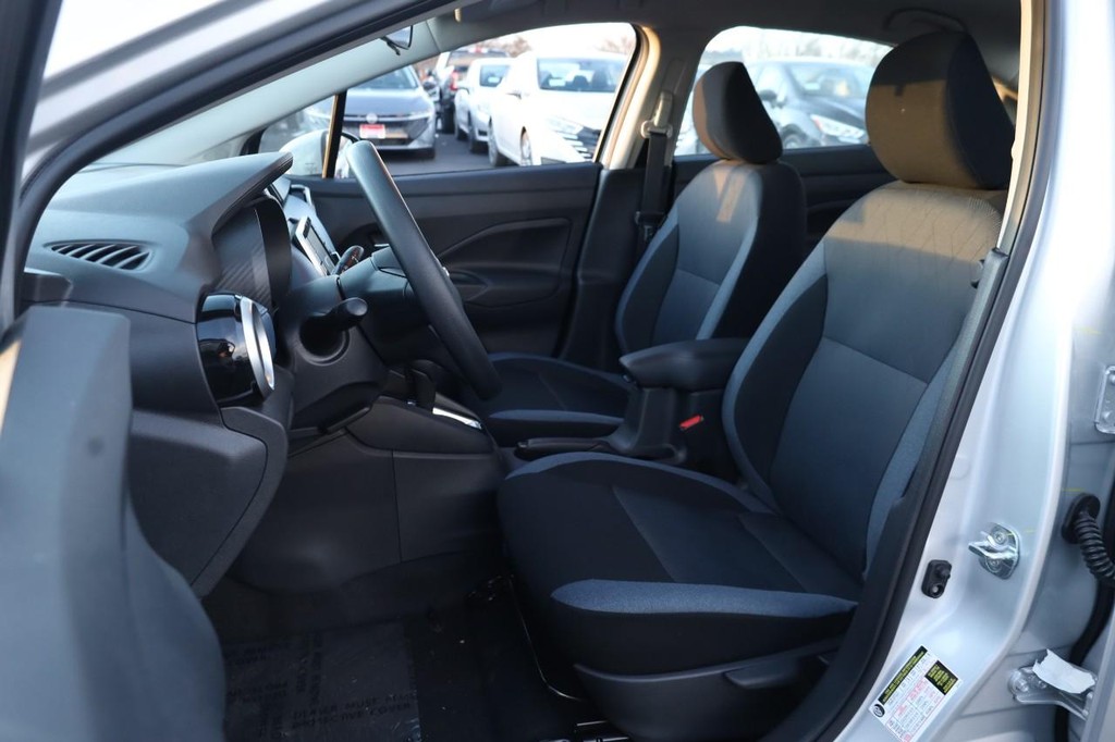 Nissan Versa Vehicle Full-screen Gallery Image 8