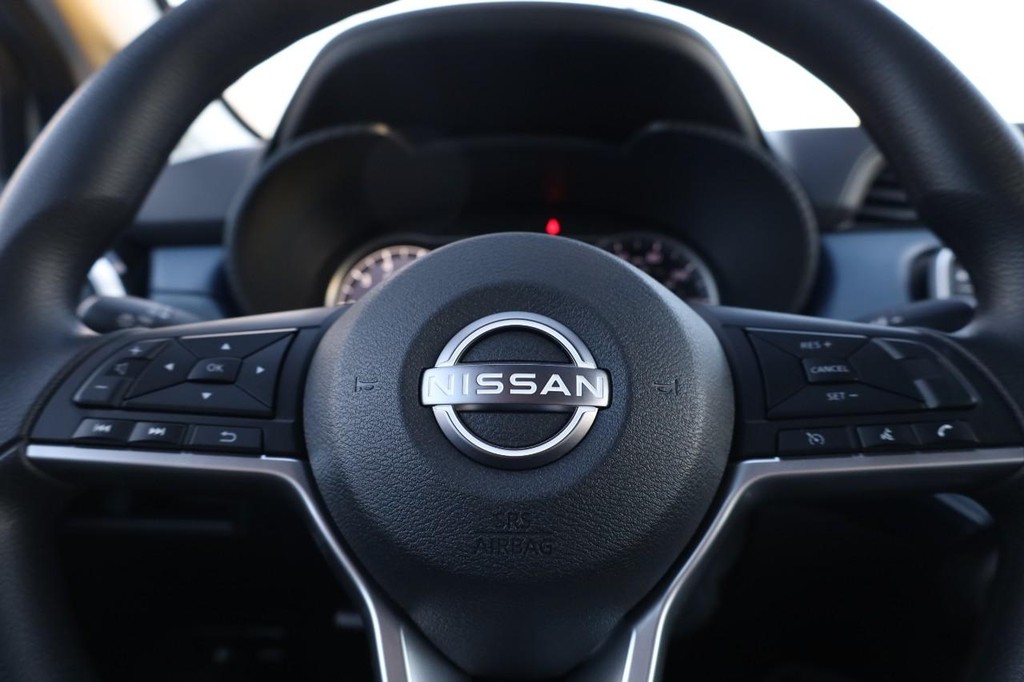 Nissan Versa Vehicle Full-screen Gallery Image 9