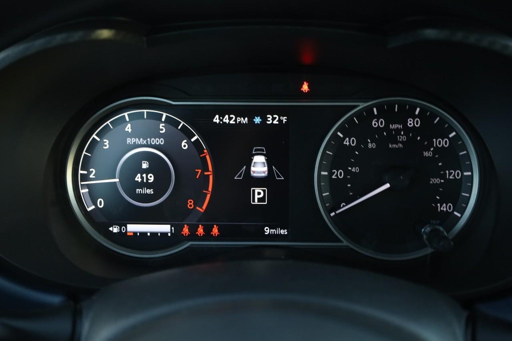 Nissan Versa Vehicle Full-screen Gallery Image 10