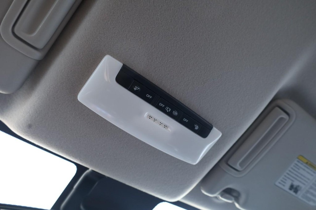 Nissan Versa Vehicle Full-screen Gallery Image 16