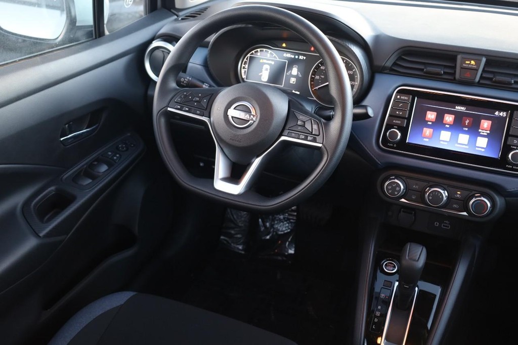 Nissan Versa Vehicle Full-screen Gallery Image 22