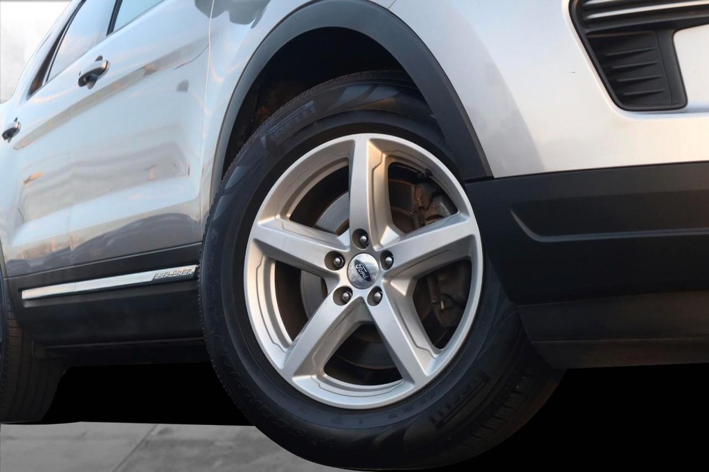 Ford Explorer Vehicle Image 03