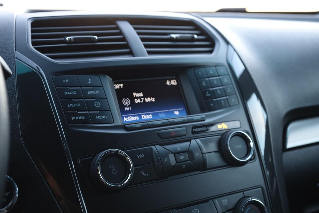 Ford Explorer Vehicle Image 13