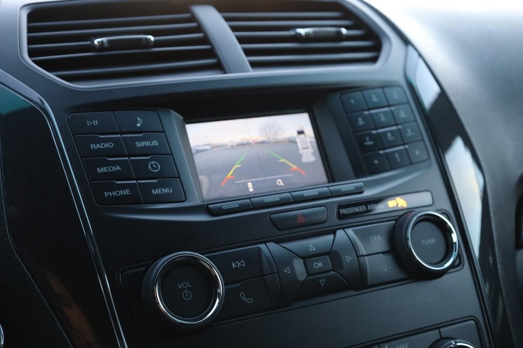 Ford Explorer Vehicle Image 14