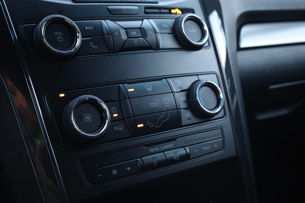 Ford Explorer Vehicle Image 15