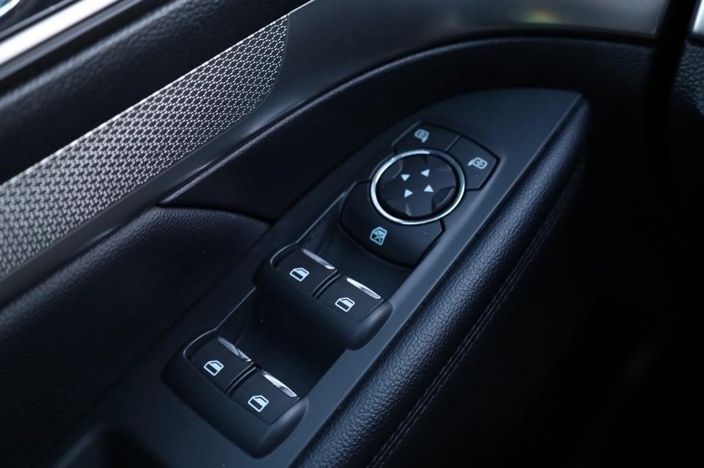 Ford Explorer Vehicle Image 18