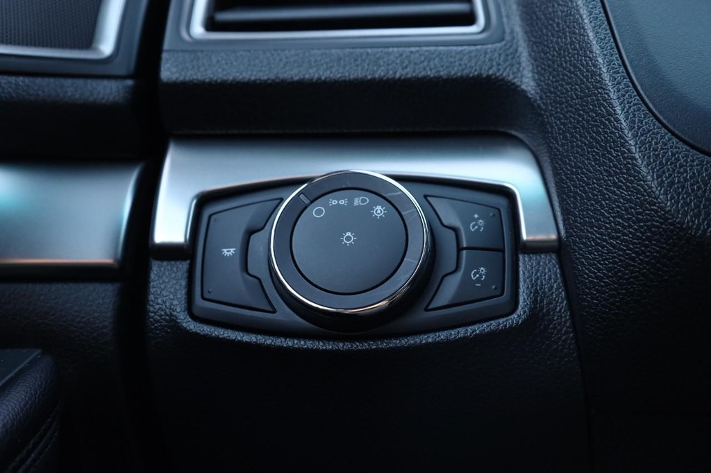 Ford Explorer Vehicle Image 19