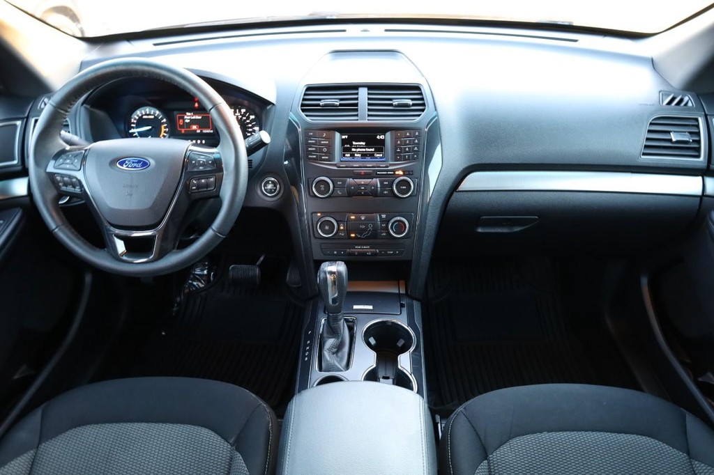 Ford Explorer Vehicle Image 23