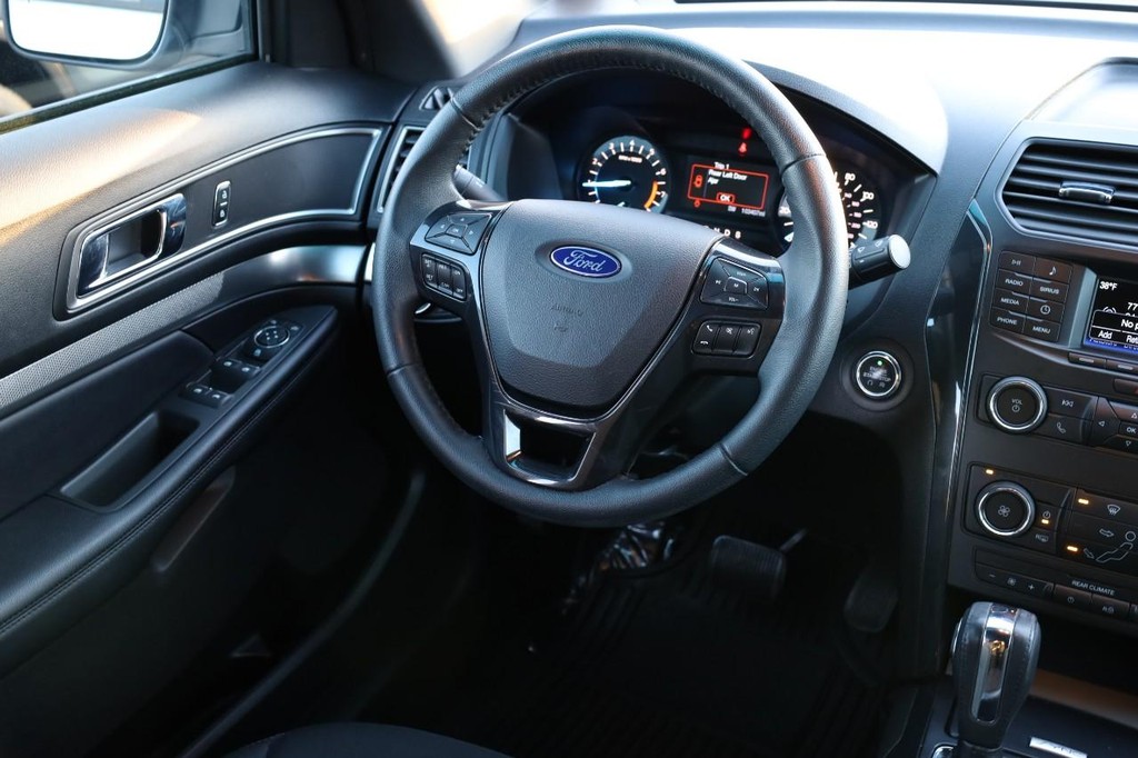 Ford Explorer Vehicle Image 24