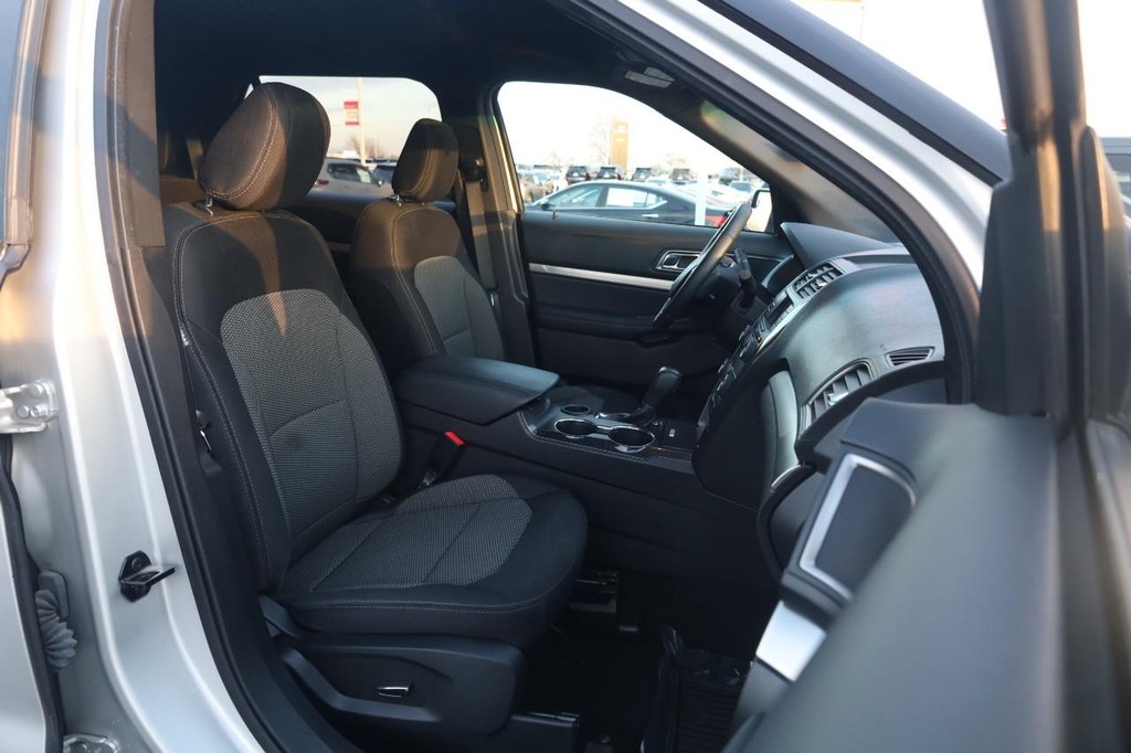 Ford Explorer Vehicle Image 26