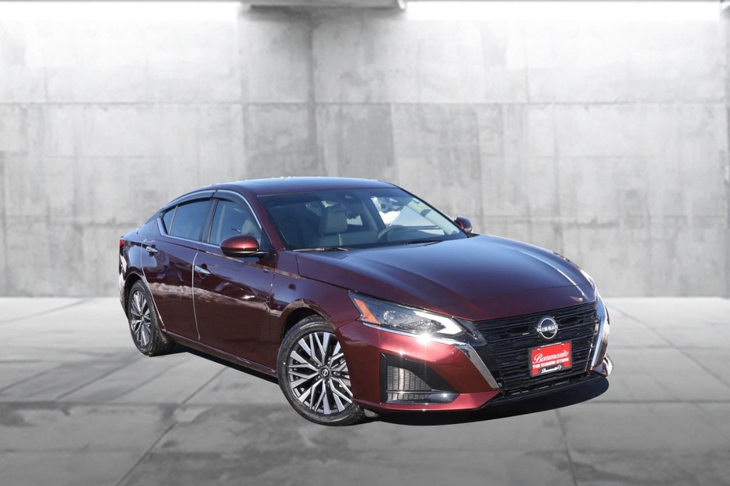 Nissan Altima Vehicle Image 02