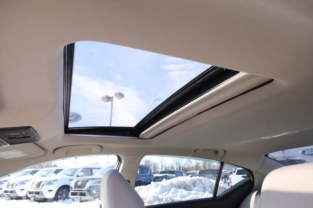 Nissan Altima Vehicle Image 08