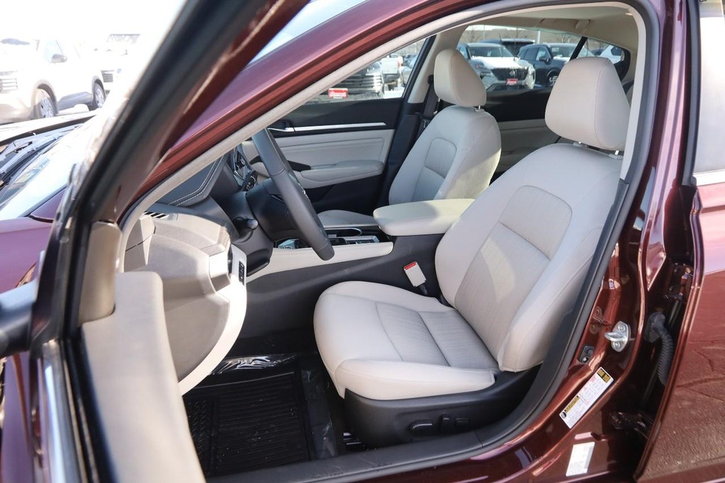 Nissan Altima Vehicle Image 09