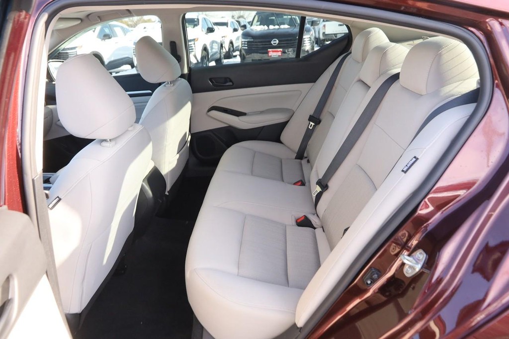 Nissan Altima Vehicle Image 10