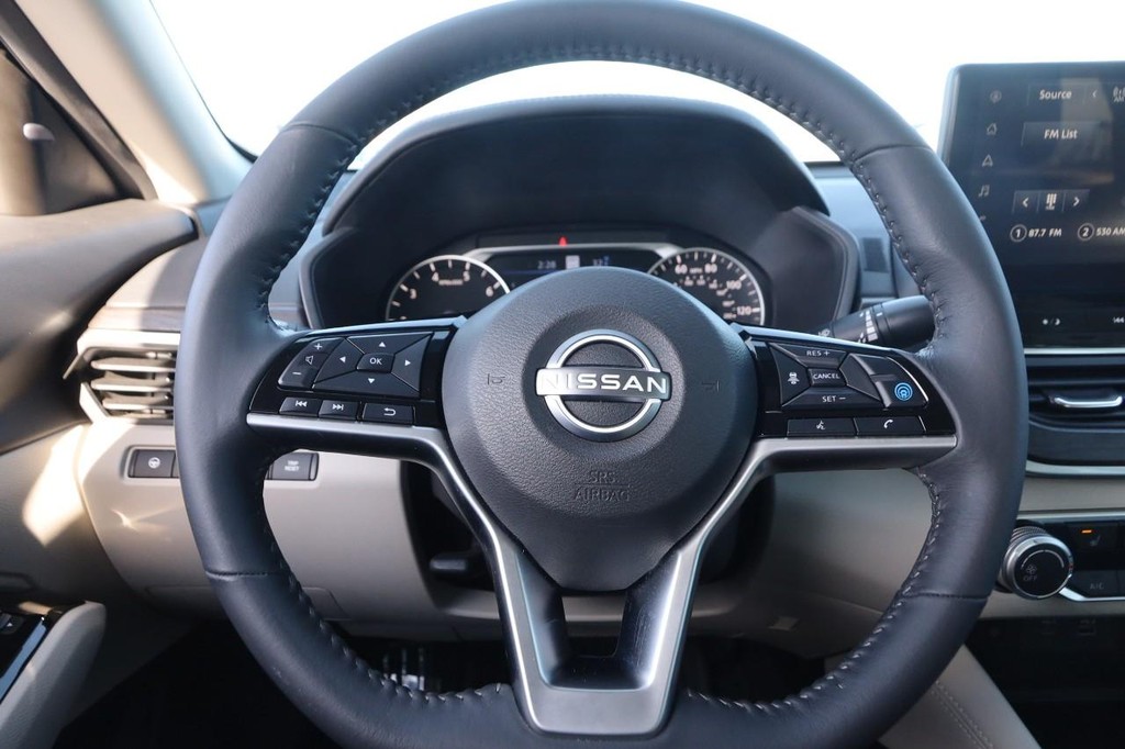 Nissan Altima Vehicle Image 11