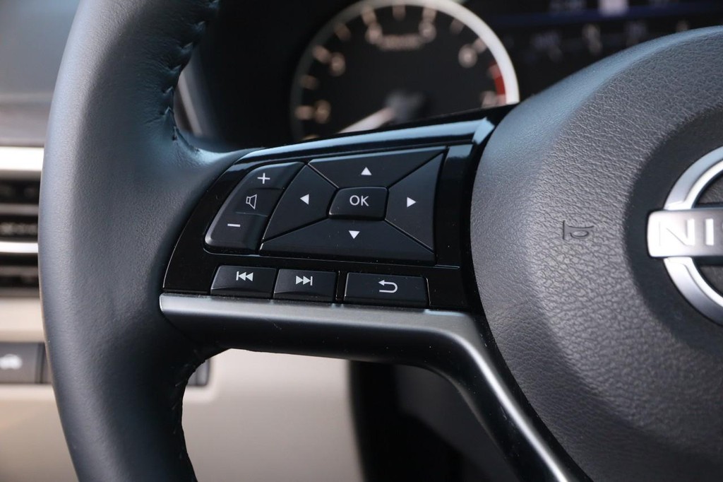 Nissan Altima Vehicle Image 12