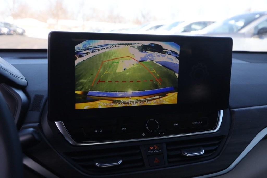 Nissan Altima Vehicle Image 17