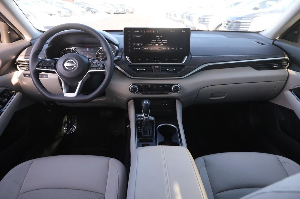 Nissan Altima Vehicle Image 21