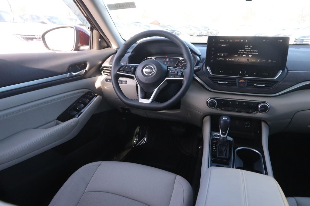 Nissan Altima Vehicle Image 22