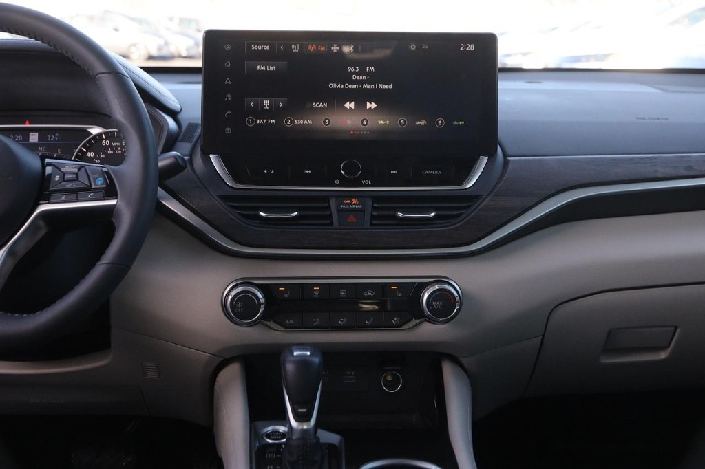 Nissan Altima Vehicle Image 24