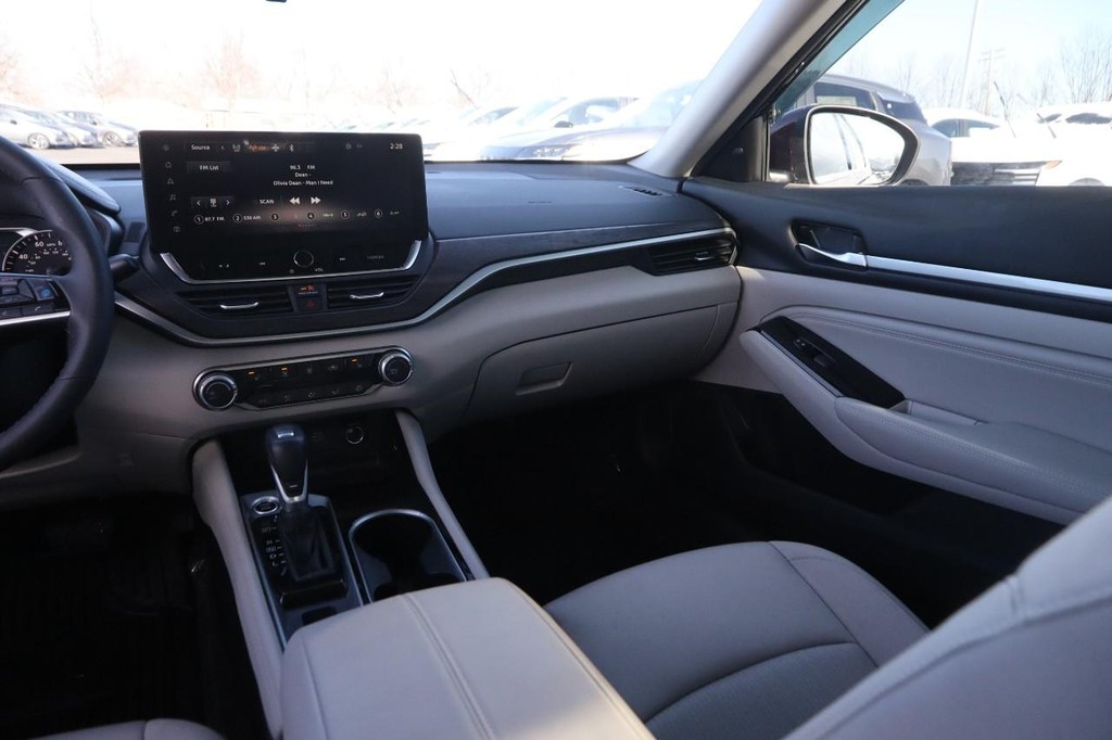 Nissan Altima Vehicle Image 25