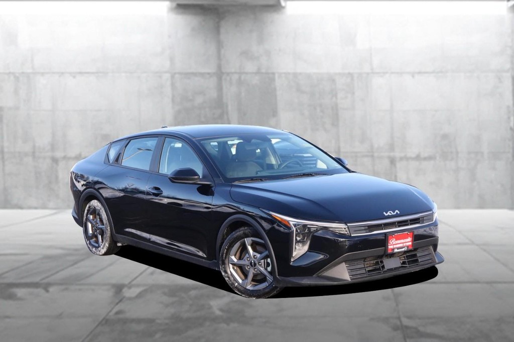 Kia K4 Vehicle Image 02