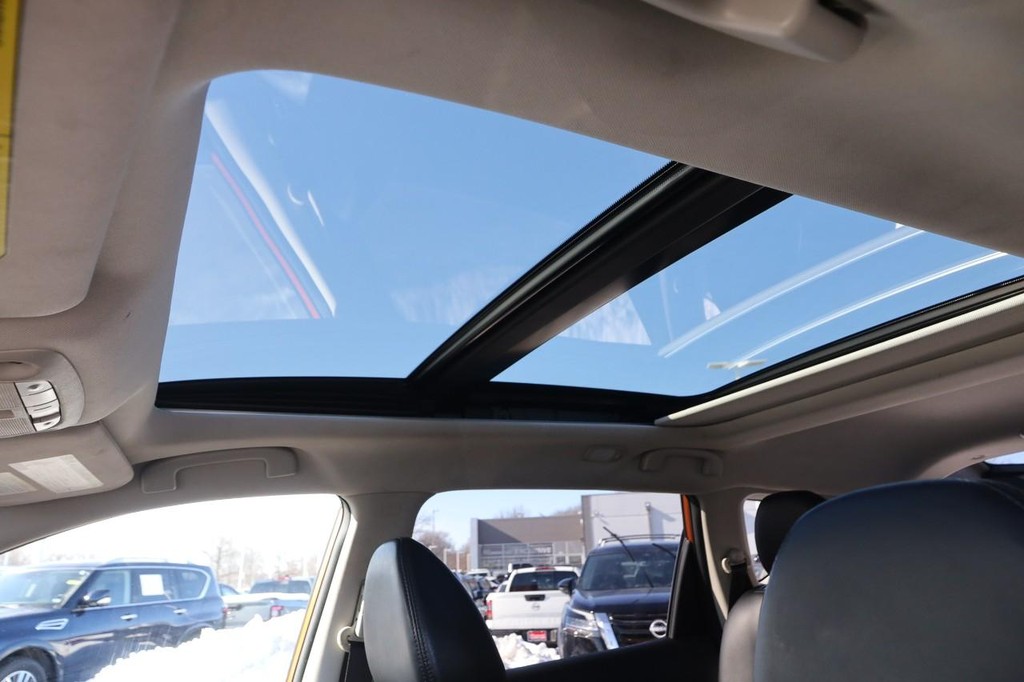 Nissan Rogue Vehicle Image 09