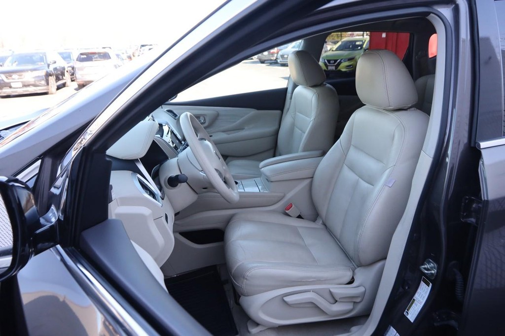 Nissan Murano Vehicle Full-screen Gallery Image 8