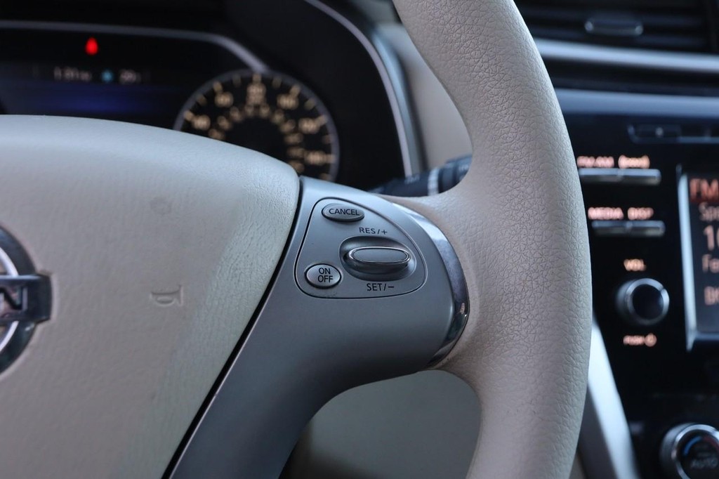 Nissan Murano Vehicle Full-screen Gallery Image 12