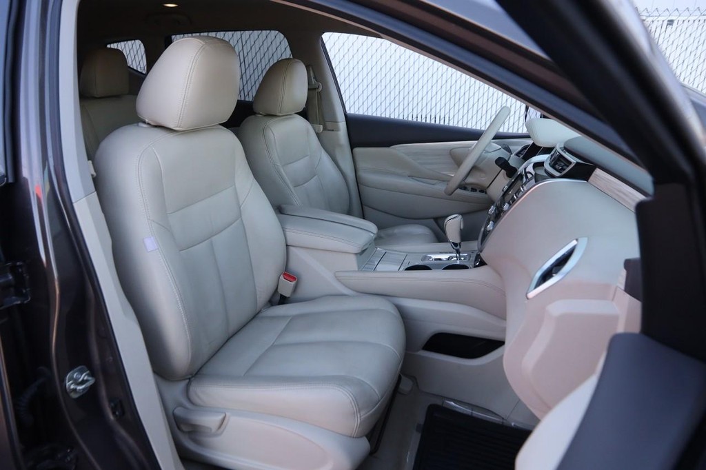 Nissan Murano Vehicle Full-screen Gallery Image 24