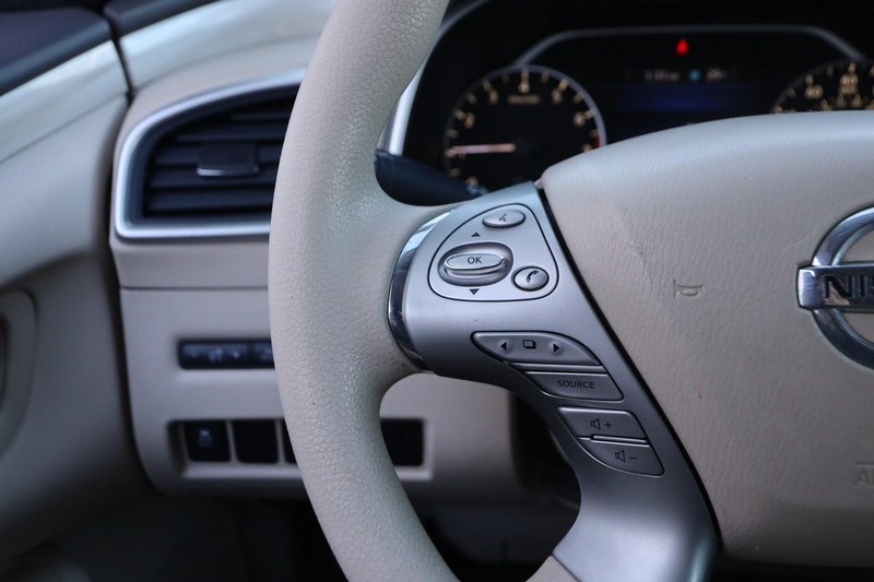 Nissan Murano Vehicle Image 11