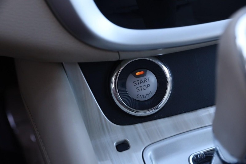 Nissan Murano Vehicle Image 14