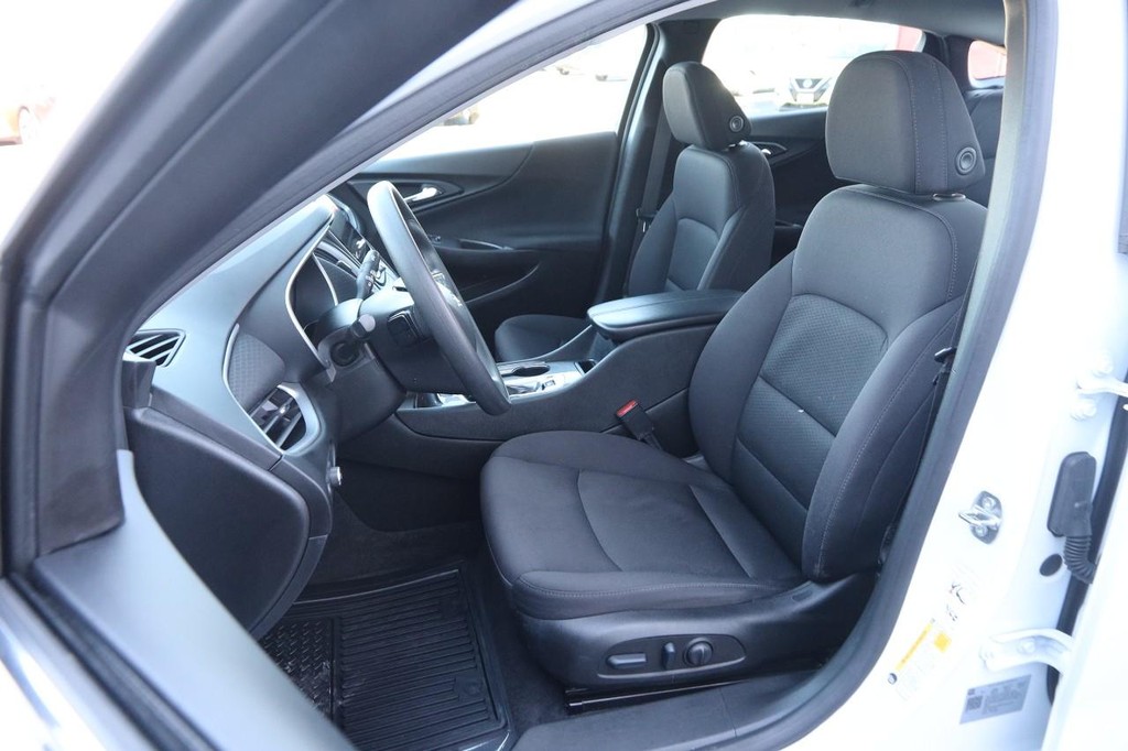 Chevrolet Malibu Vehicle Full-screen Gallery Image 08