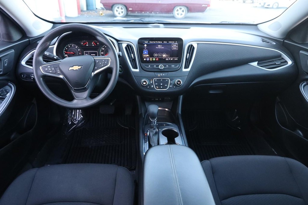 Chevrolet Malibu Vehicle Full-screen Gallery Image 19