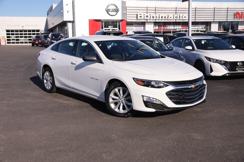 Chevrolet Malibu Vehicle Full-screen Gallery Image 2