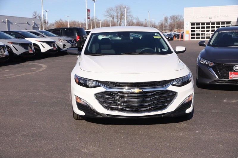 Chevrolet Malibu Vehicle Full-screen Gallery Image 4