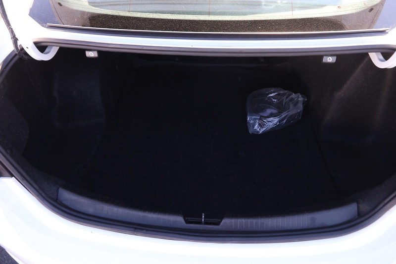 Chevrolet Malibu Vehicle Full-screen Gallery Image 7