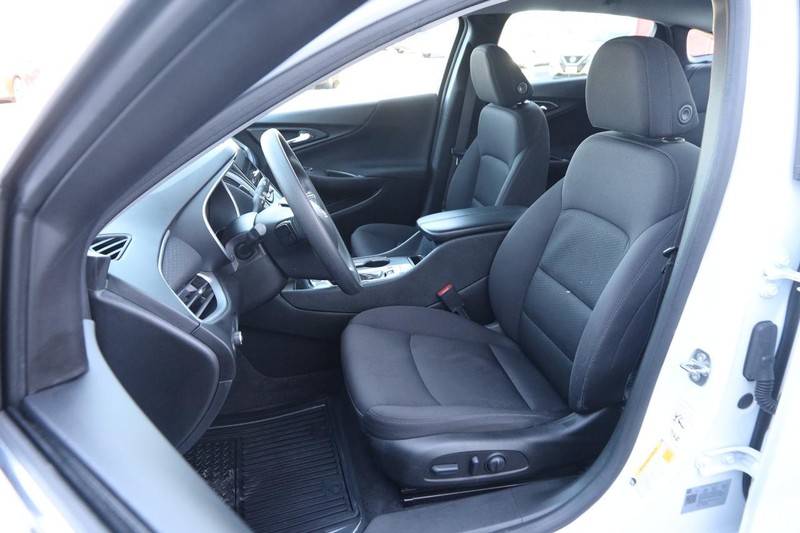 Chevrolet Malibu Vehicle Full-screen Gallery Image 8